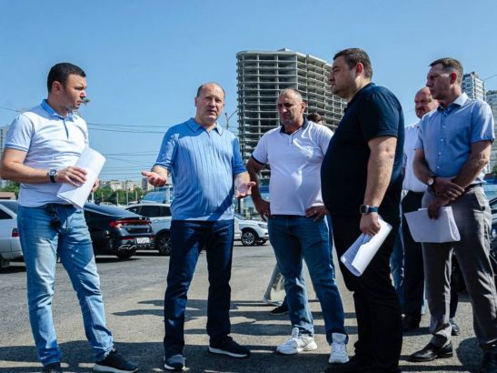 В Ростове на Привокзальной площади обновляют дорожное покрытие и тротуарную плитку