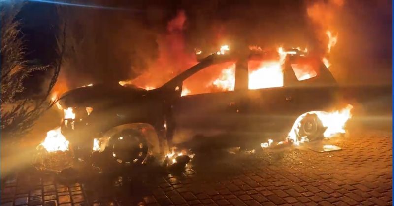 Злоумышленники подожгли машину редактора местной программы в Ростовской области
