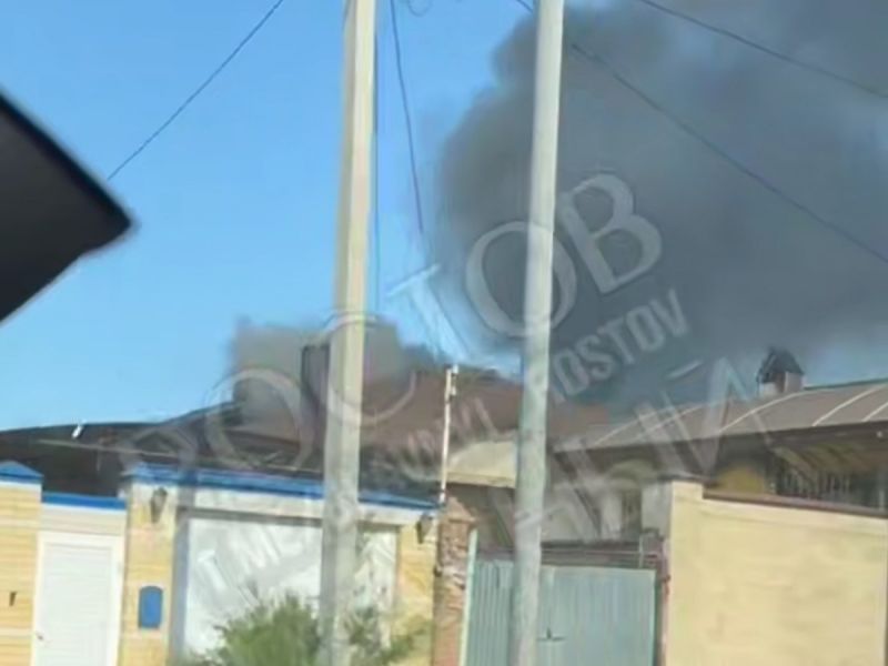 В Ростове полыхает частный дом на Ивановского