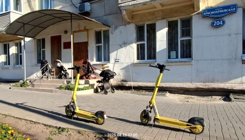 Ростовчане просят убрать парковку самокатов от детского сада