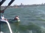 Лодку с отцом и двумя детьми унесло течением в открытое море в Ростовской области