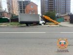 Грузовик без водителя снес остановку и пешехода в Ростове на Мечникова