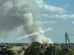 Сухая растительность полыхает возле трассы М-4 в Аксайском районе