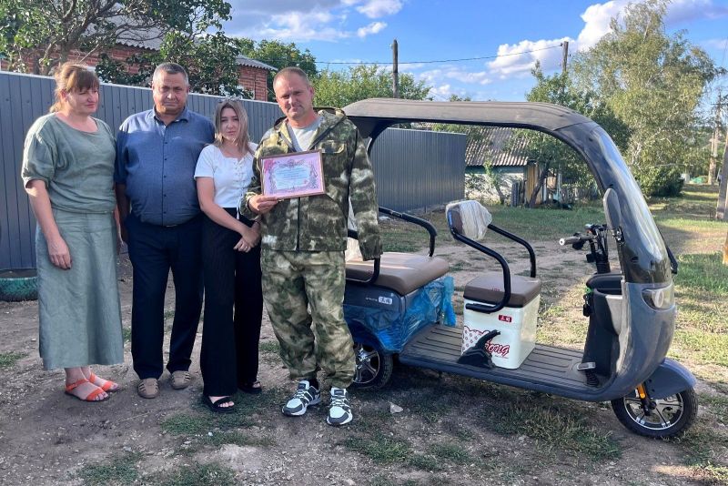 В Ростовской области ветеранам специальной военной операции вручают трициклы