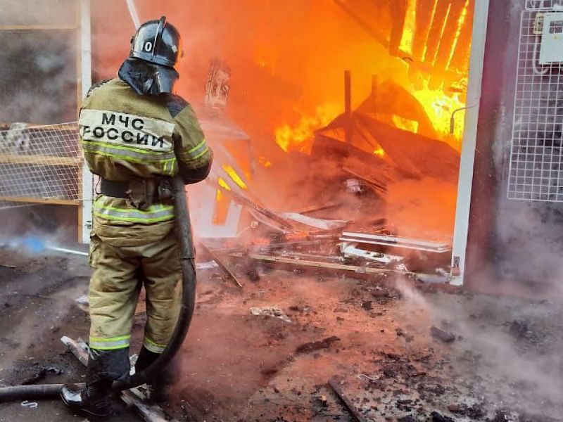 За сутки в Ростовской области спасатели ликвидировали 15 техногенных пожаров