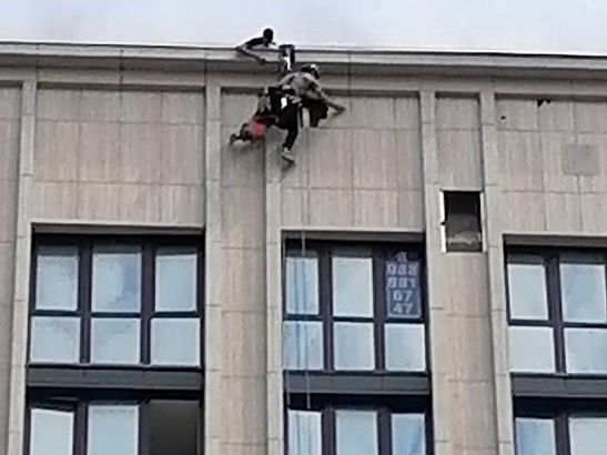 В квартирах Левобережной, пострадавших от атаки БПЛА, начались ремонтные работы