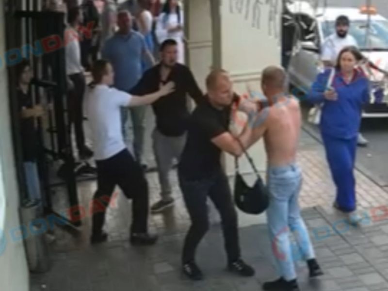 Появились кадры начала конфликта возле караоке на улице Береговой в Ростове