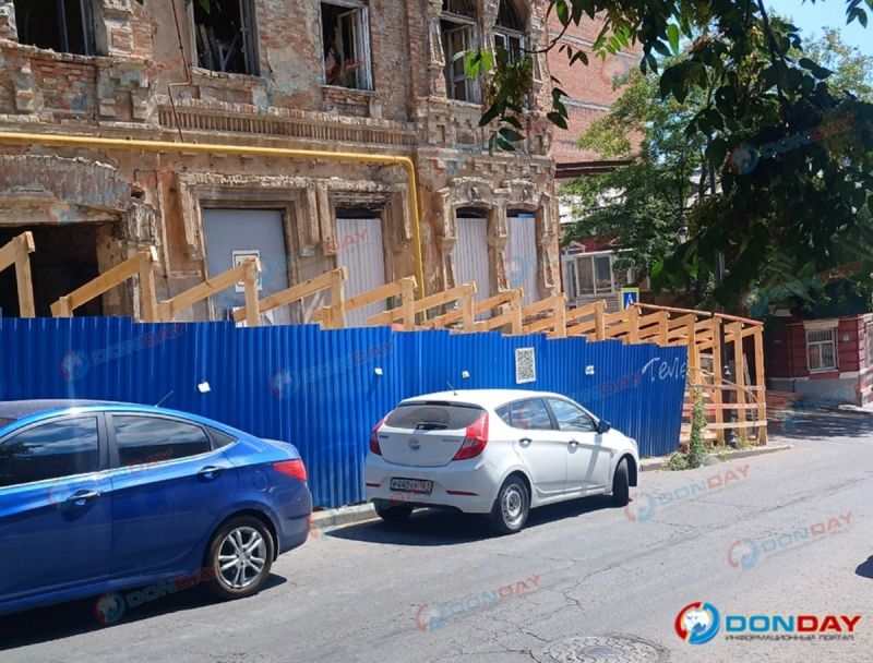 На месте аварийного дома Гудермана в Ростове возводят временное ограждение