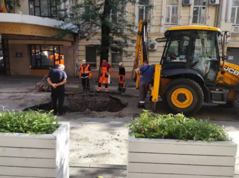 В Ростове на Суворова после провалившегося крана осталась огромная дыра в асфальте