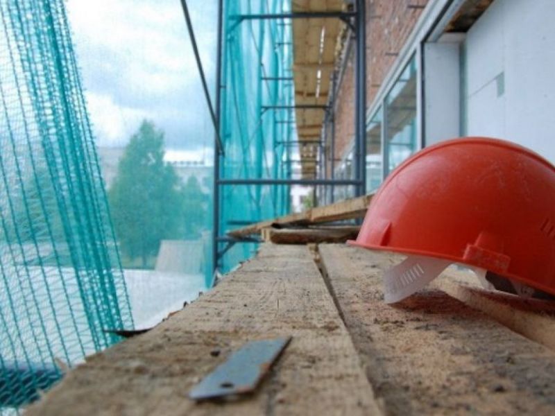 В Ростовской области на стройке с высоты упал мужчина и сломал бедро