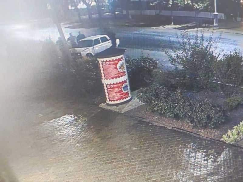 В Таганроге разыскивают водителя авто, который врезался в столб ЛЭП и уехал