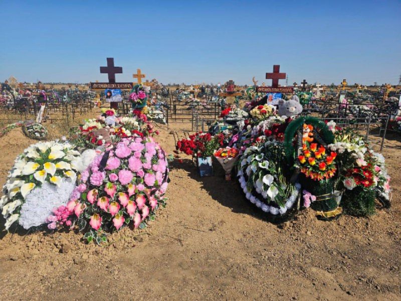 В Волгодонске горожане несут цветы и мягкие игрушки к могилам, погибших в ДТП, девушек