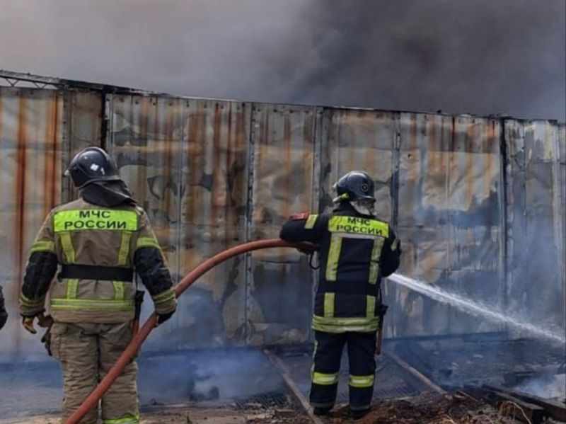 На Дону за минувшие сутки сотрудники МЧС потушили 14 пожаров и спасли семь человек