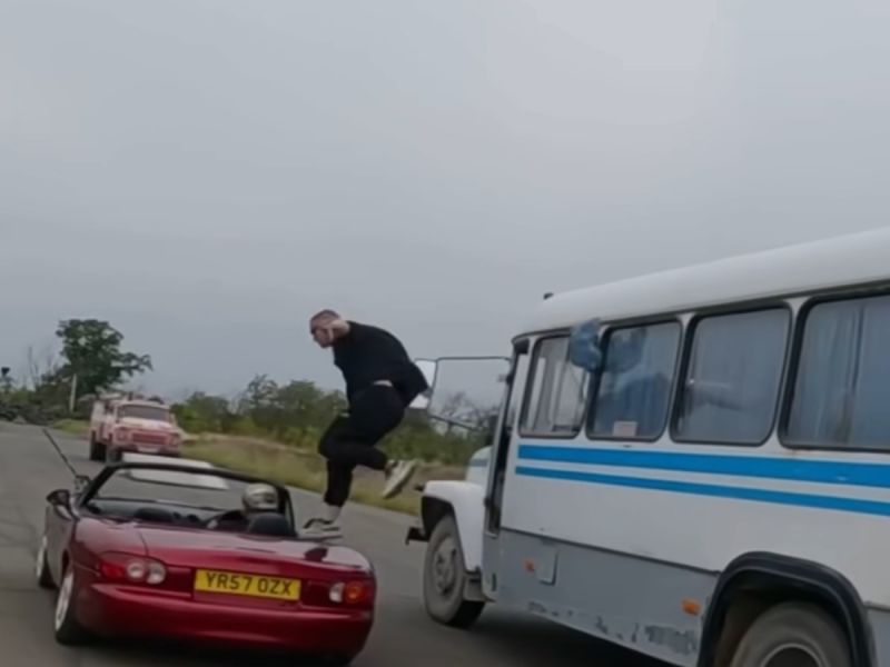 Каскадер из Ростова выпрыгнул из автобуса на ходу и приземлился в кабриолет