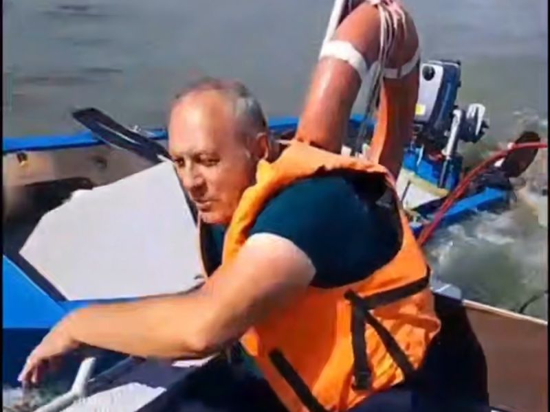 Спасатели вытащили из Дона двух рыбаков, чья лодка опрокинулась