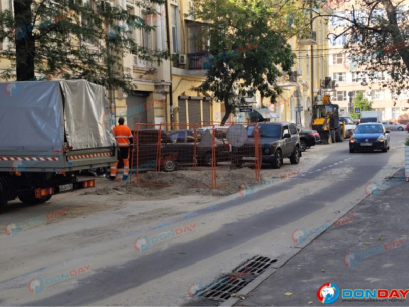 В Ростове засыпали яму на Суворова, появившуюся под автокраном