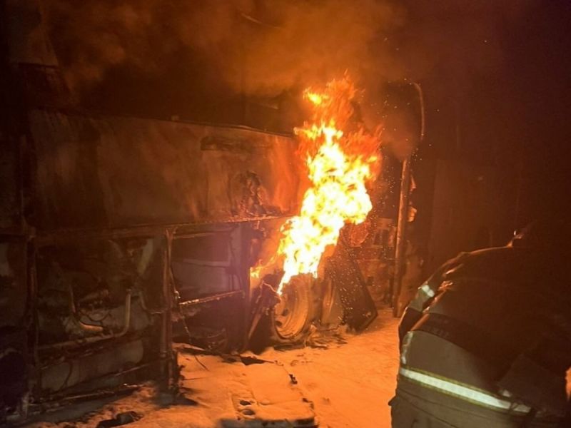 В Волгодонске сгорели два автобуса на автобазе