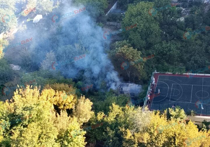 Полыхает хозпостройка на Извилистой в Ростове