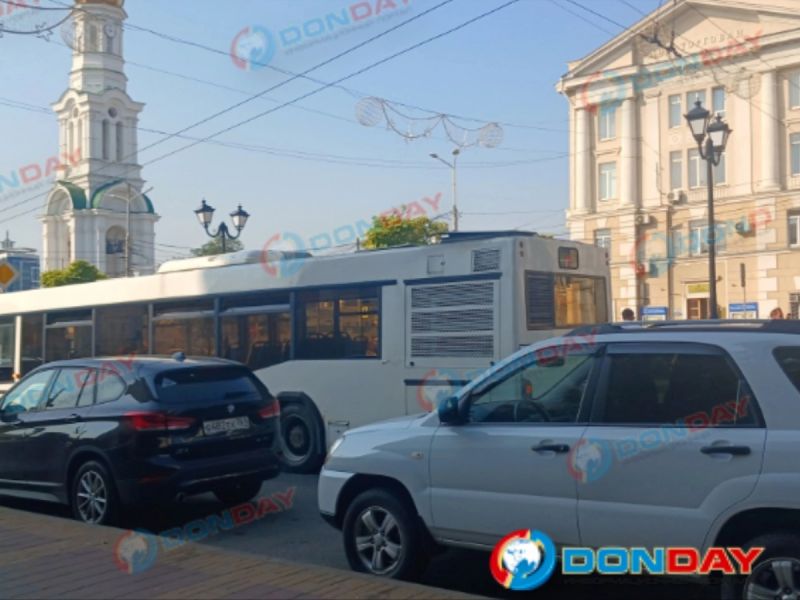 В Ростове сломавшийся автобус парализовал движение на Центральном рынке