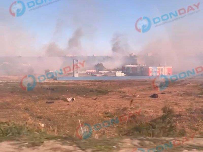 Сухая трава на огромной площади полыхает в районе Северного кладбища в Ростове