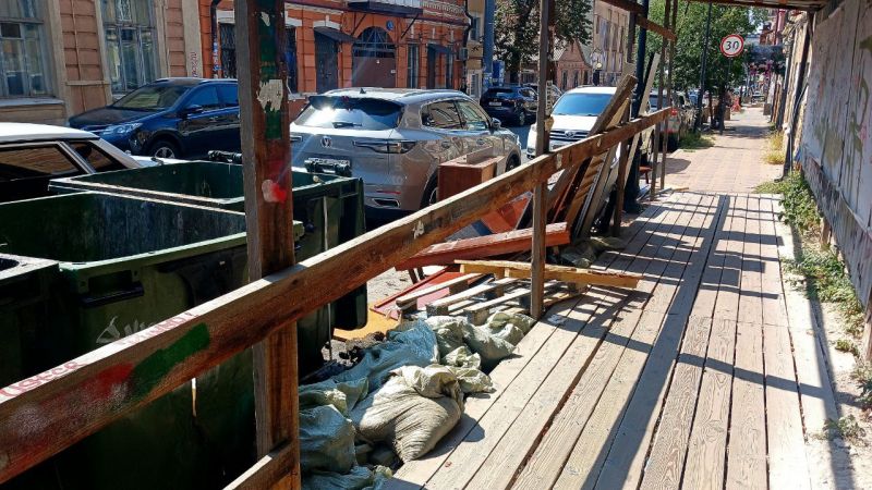 Огромная помойка разрослась в самом сердце Ростова на улице Шаумяна
