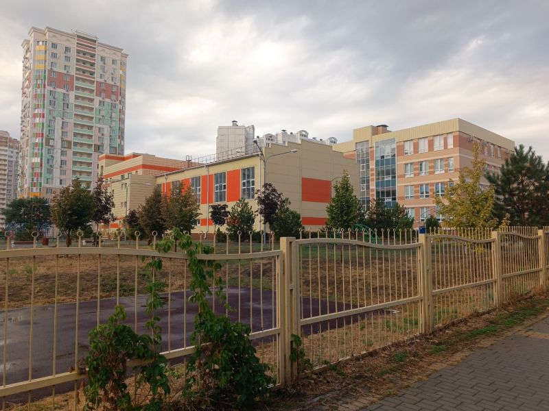 После атаки дронов в Ростове ученики первого корпуса №115 учатся в штатном режиме