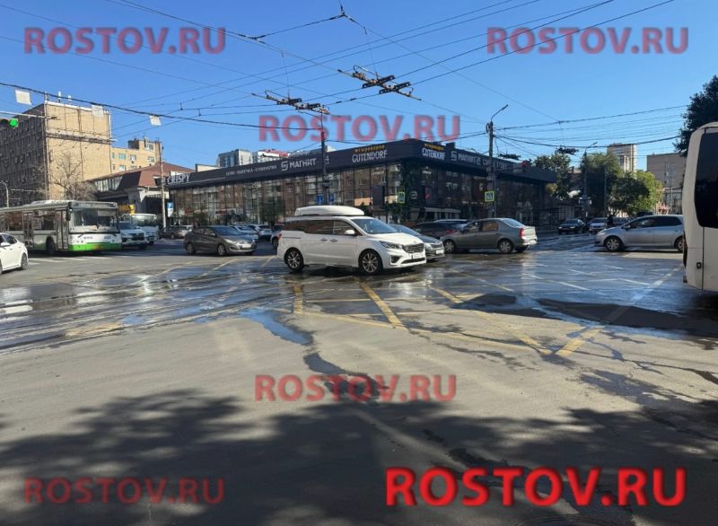 Ворошиловский проспект в Ростове затопило из-за коммунальной аварии