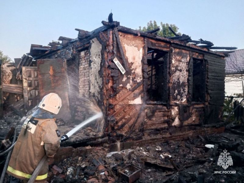 В Ростовской области при пожаре в частном доме погиб мужчина, еще один пострадал