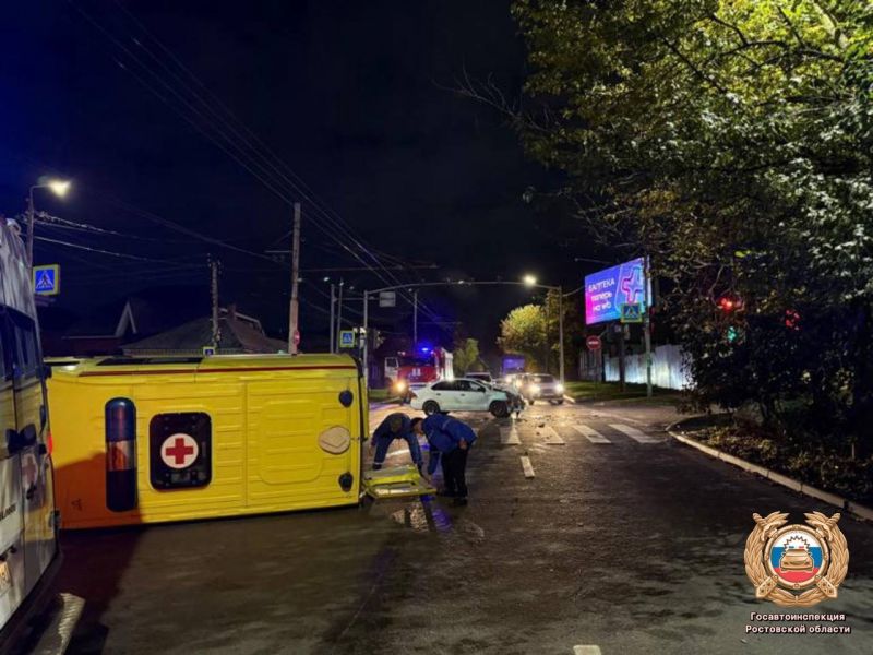 В Ростове опрокинулось авто скорой помощи: трое человек пострадали