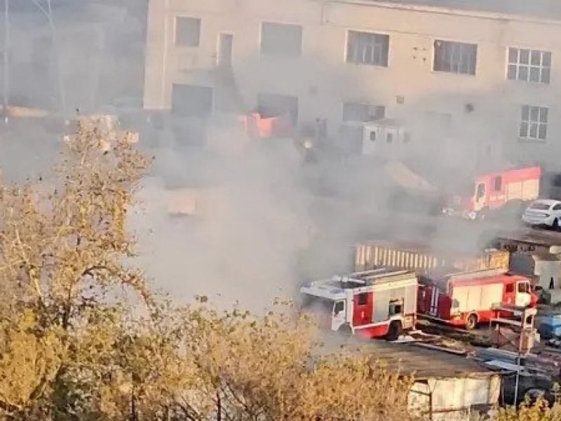 В Аксае Ростовской области произошел пожар на складе автозапчастей