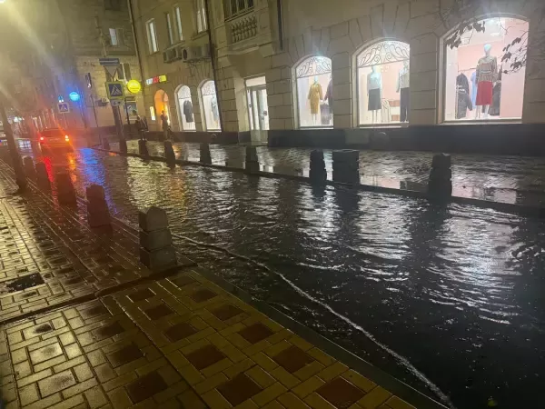 В центре Ростова на улицах появились полноводные реки