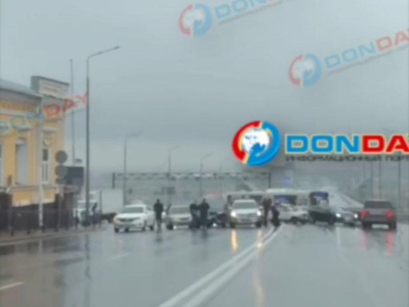 Движение по Ворошиловскому мосту в Ростове оказалось парализовано из-за ДТП