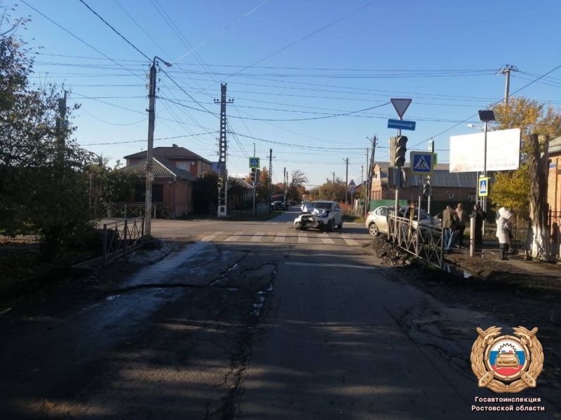В Ростовской области в аварии с двумя иномарками пострадала 25-летняя девушка