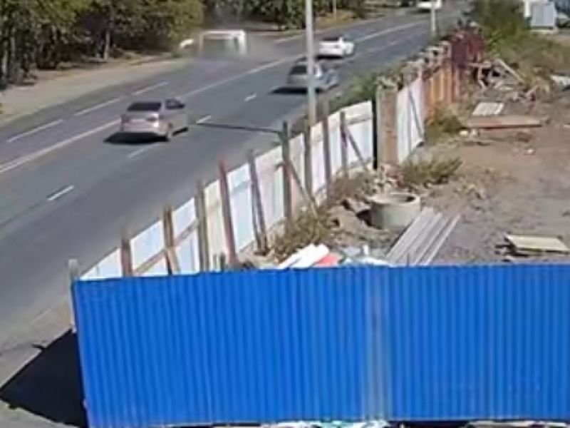 В Ростовской области перевернулся автомобиль: в ДТП пострадали два человека