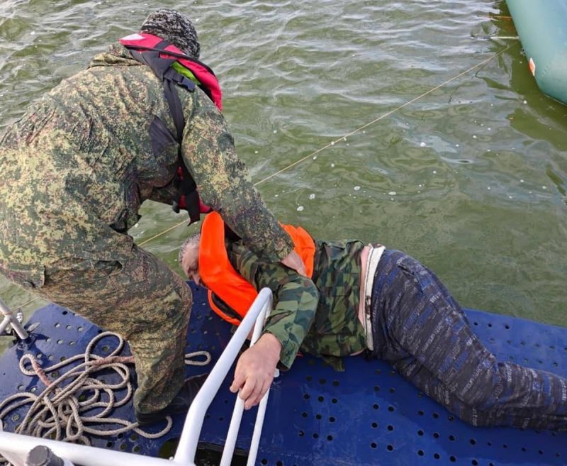 В Таганрогском заливе рыбак едва не утонул в холодной воде, выпав из лодки