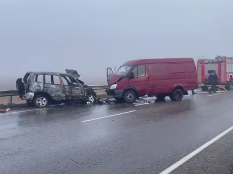 В одном из жестких ДТП на трассе в Ростовской области один человек погиб и трое пострадали
