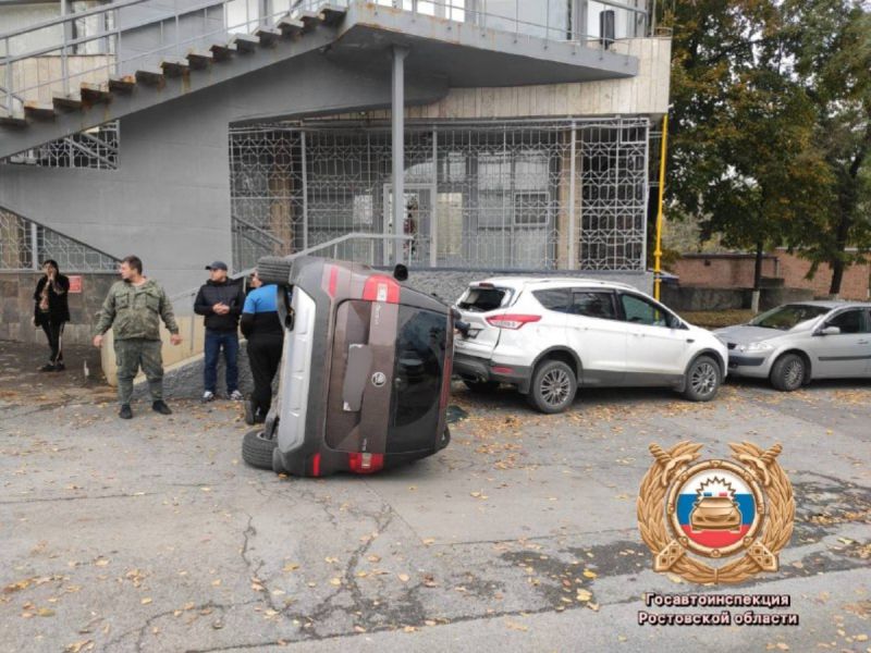 В Ростове водитель пострадала в аварии с перевернувшимся авто на Шолохова