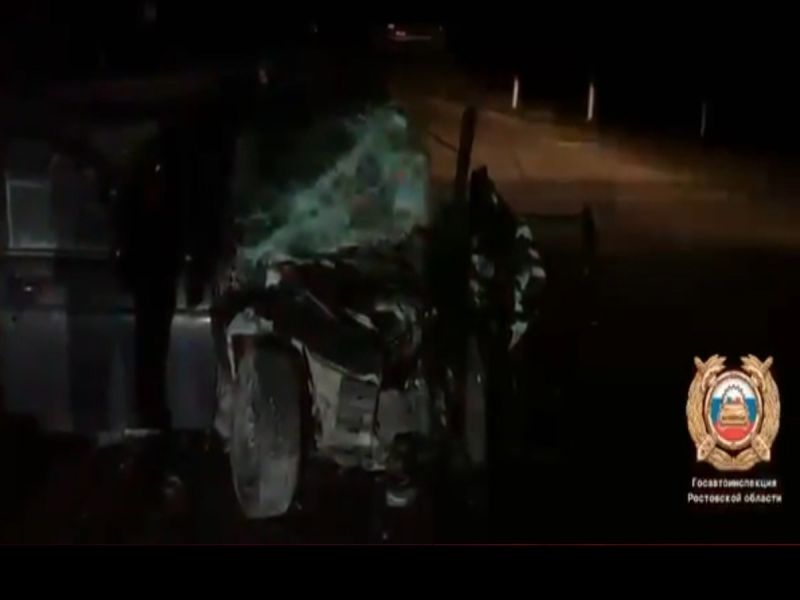 В Ростовской области на трассе 28-летний водитель погиб в ДТП с грузовиком