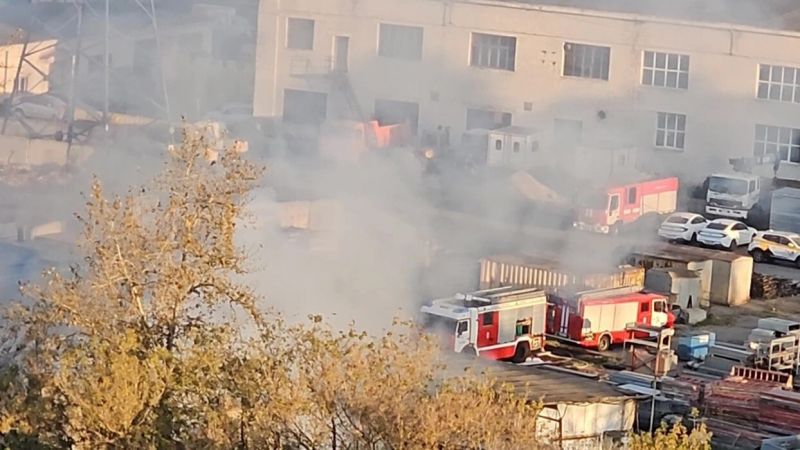 В Аксае, Ростовская область произошел пожар на складе автозапчастей