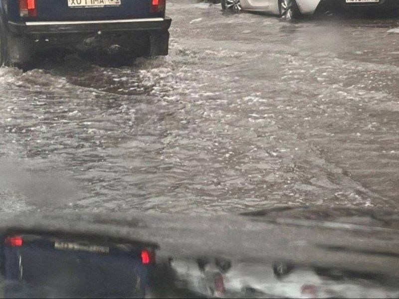 В Ростове под водой оказались главные автомагистрали города