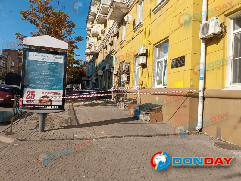 В Ростове обрушилась часть фасада дома на Ворошиловском