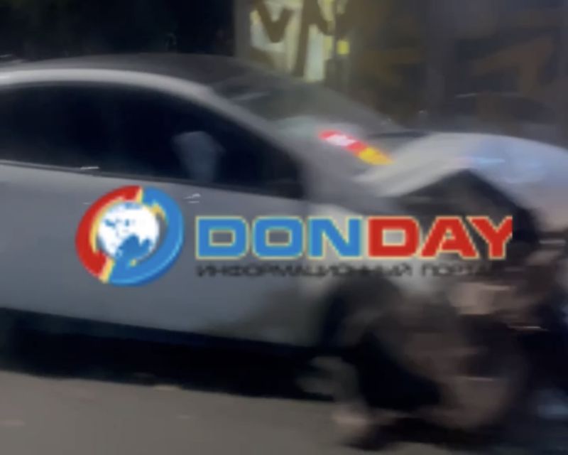 Легковушка угодила в яму, после чего протаранила здание в Ростове