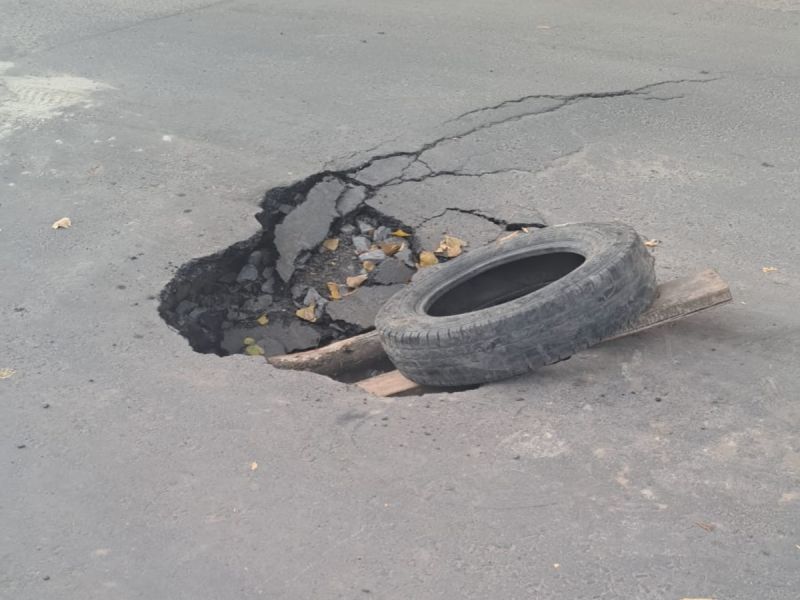 В Ростове на Скачкова посреди автодороги образовался глубокий провал