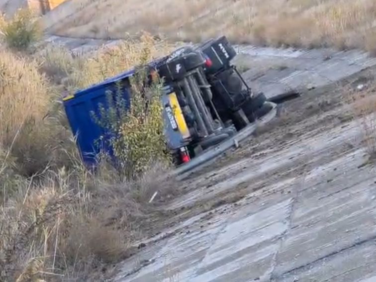 На Дону прицеп большегруза врезался в ограждение и рухнул вниз