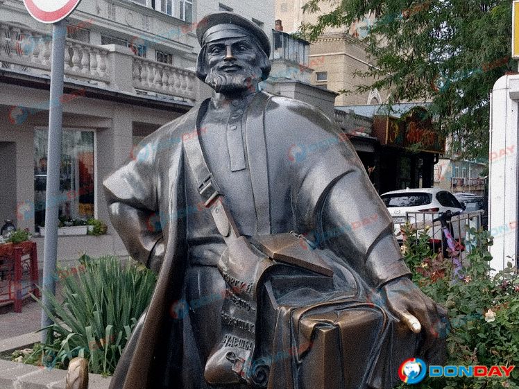 Ростовчане нашли дыры в памятнике купцу-коробейнику в парке М. Горького
