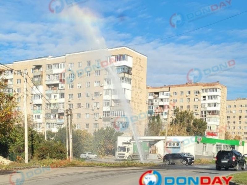 Коммунальный фонтан высотой с многоэтажку забил Шахтах