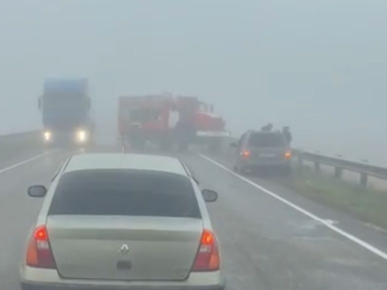 Сразу несколько ДТП произошло на трассе в Ростовской области из-за густого дыма