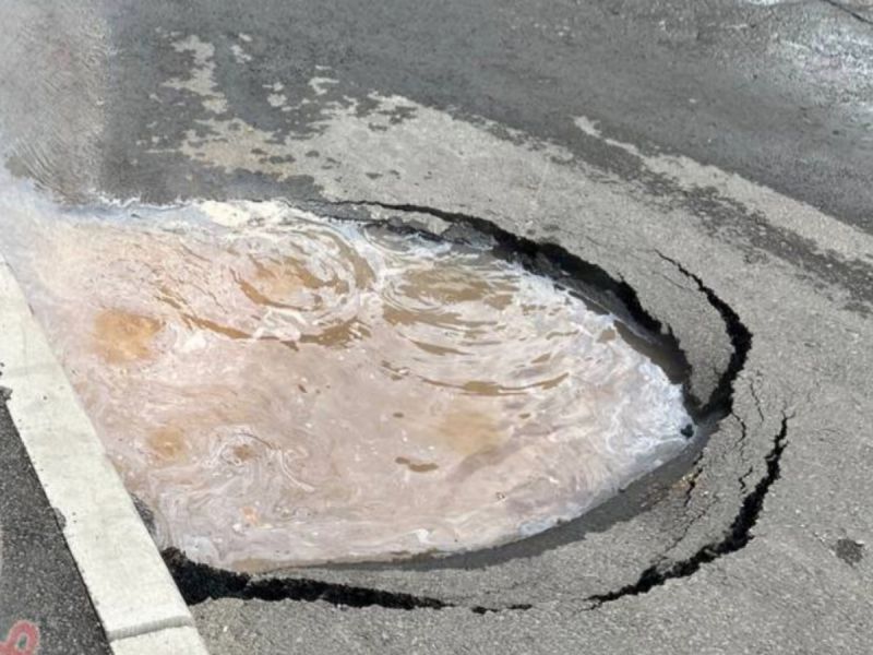 В Ростове улицу Заводскую затопило кипятком из-за прорыва
