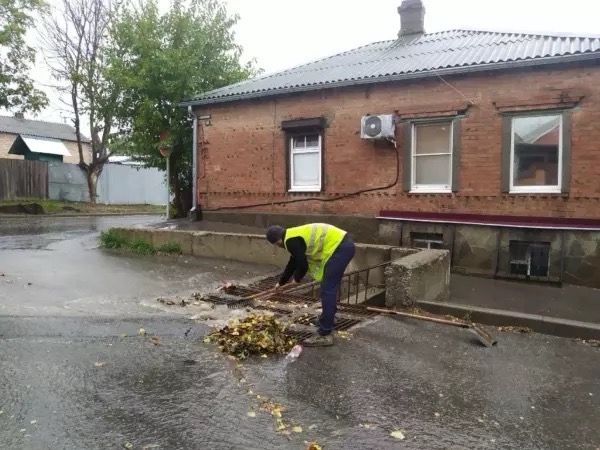 В Ростове коммунальные службы провели расчистку ливневых канализаций