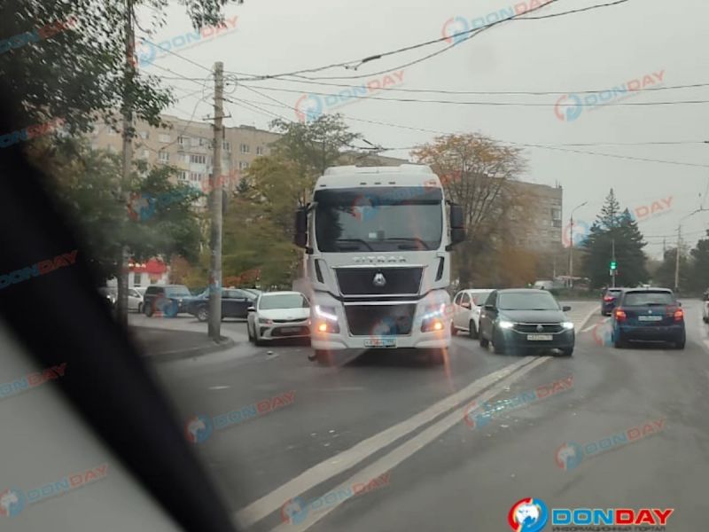 В микрорайоне Каменка Ростова произошло ДТП с участием фуры